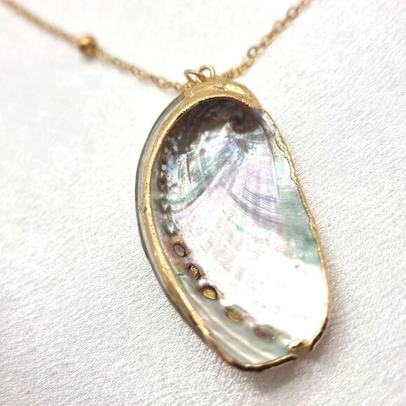 New Gold Plated Shell Pendant Necklace With Gold Beaded Chain. - Picture 4 of 7